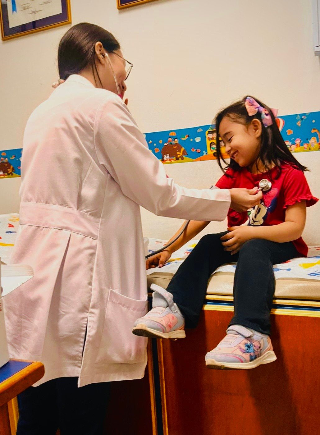 Dra. Tatiana Parada, Endocrinóloga Pediatra en consulta